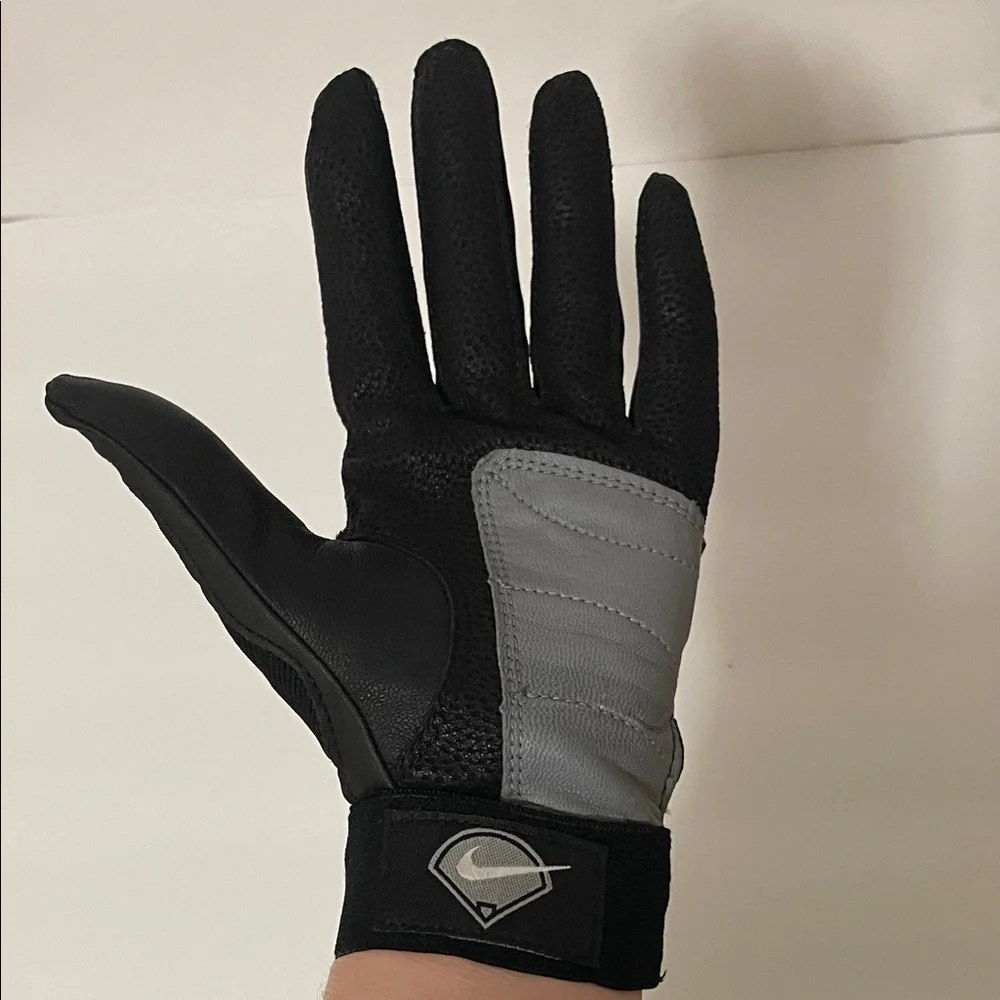 Nike Women's Black leather Gloves